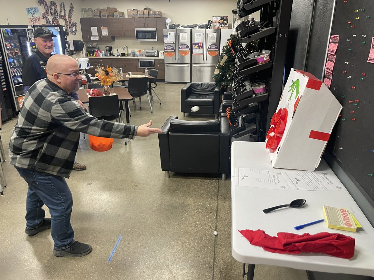 bryan_greenough's tweet photo. Fun and Games at store 3846. #teambuilding #HappyHolidays https://t.co/327xbpGbef