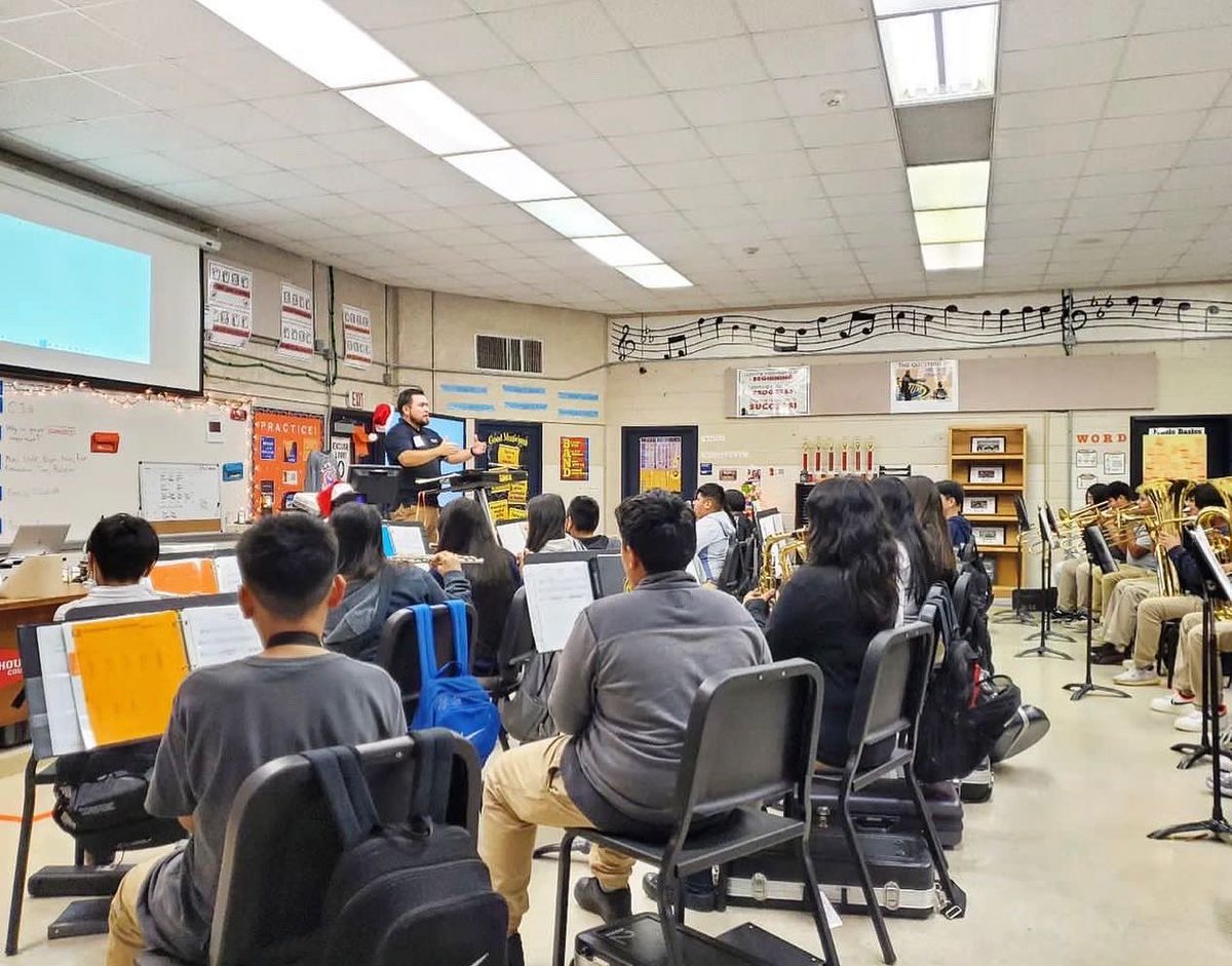 RevMusicProject's tweet image. Thank you Mr. Diggs for the invitation to serve your Fonville MS intermediate band in preparation for your holiday concert!

@RevMusicProject 🎶 🔨 

#clinician #consultant #musiced #musiceducation