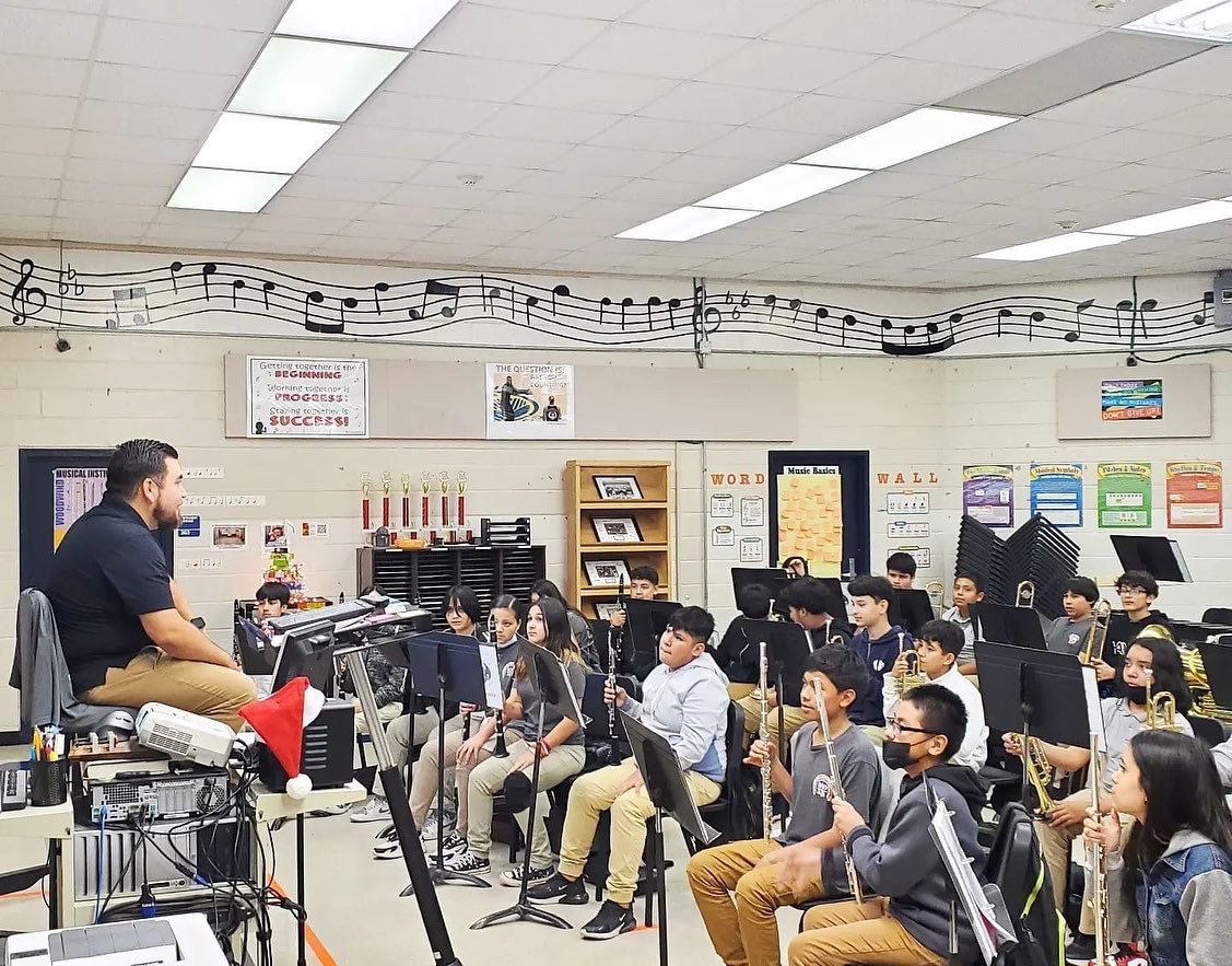 RevMusicProject's tweet image. Thank you Mr. Diggs for the invitation to serve your Fonville MS intermediate band in preparation for your holiday concert!

@RevMusicProject 🎶 🔨 

#clinician #consultant #musiced #musiceducation