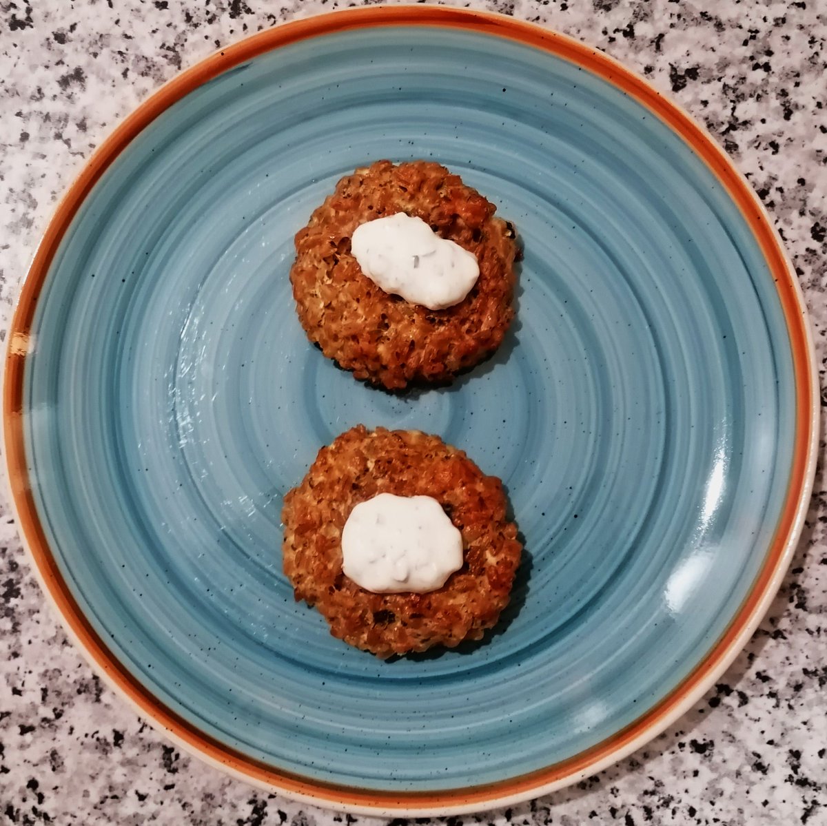 MikeKocht's tweet image. #Laberl (#Laibchen) #Twooking einmal anders, ohne Fleisch.
#Dinkelreis und #Topfen (#Quark) haben mit vielen Kräutern ebenso Geschmack zu bieten.
Ein #Dip und #Salat dazu ....

mikekocht.at/2022/12/07/lai…