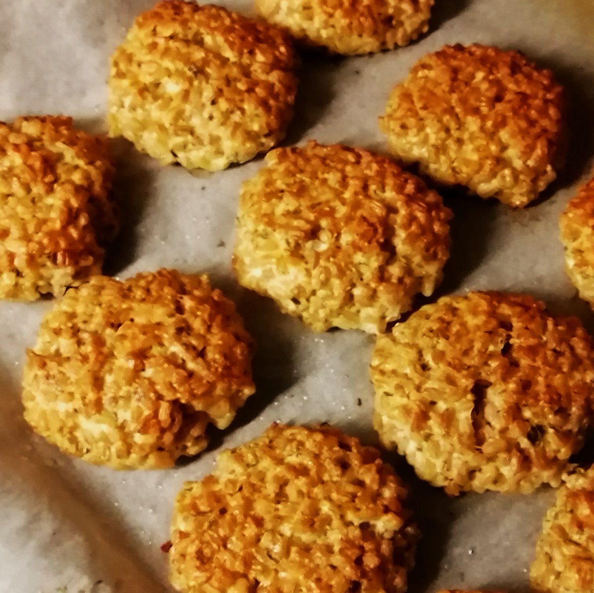 MikeKocht's tweet image. #Laberl (#Laibchen) #Twooking einmal anders, ohne Fleisch.
#Dinkelreis und #Topfen (#Quark) haben mit vielen Kräutern ebenso Geschmack zu bieten.
Ein #Dip und #Salat dazu ....

mikekocht.at/2022/12/07/lai…