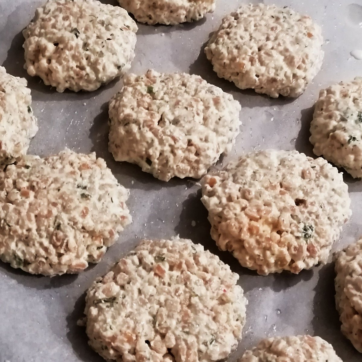 MikeKocht's tweet image. #Laberl (#Laibchen) #Twooking einmal anders, ohne Fleisch.
#Dinkelreis und #Topfen (#Quark) haben mit vielen Kräutern ebenso Geschmack zu bieten.
Ein #Dip und #Salat dazu ....

mikekocht.at/2022/12/07/lai…