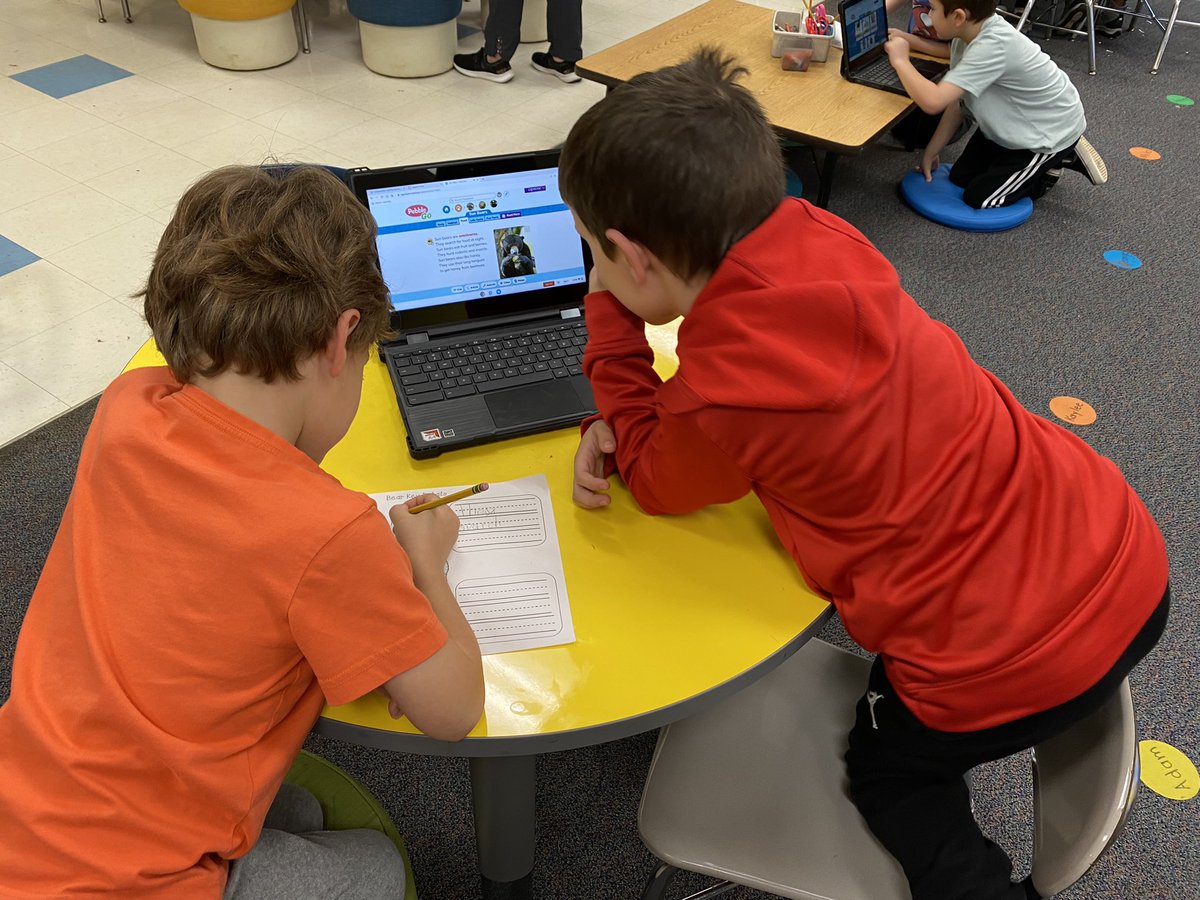 mrshulsesclass's tweet photo. Students working collaboratively on our first research project. We are learning facts about bears on Pebble Go! @Kingswoodbuzz https://t.co/12GKnzBv5G