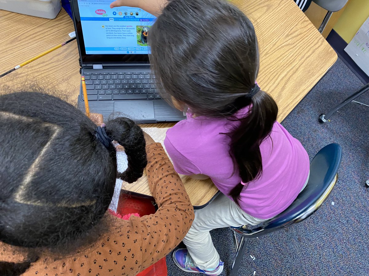 mrshulsesclass's tweet photo. Students working collaboratively on our first research project. We are learning facts about bears on Pebble Go! @Kingswoodbuzz https://t.co/12GKnzBv5G