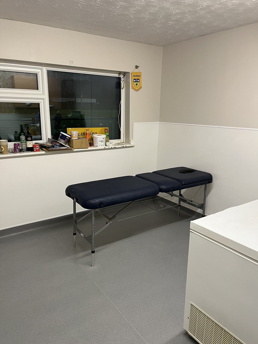 Shinnstallation's tweet photo. Office turned into treatment room 🏥 https://t.co/DTIn0hgaSq