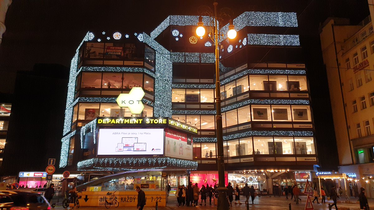 ABRASoftware's tweet photo. Když půjdete koupit dárky do OD Kotva, mrkněte nahoru. Na digitální obrazovce se dozvíte, že ABRA Flexi je sexy. I na Macu.🙂 #erpsystems https://t.co/gPakAZr60t
