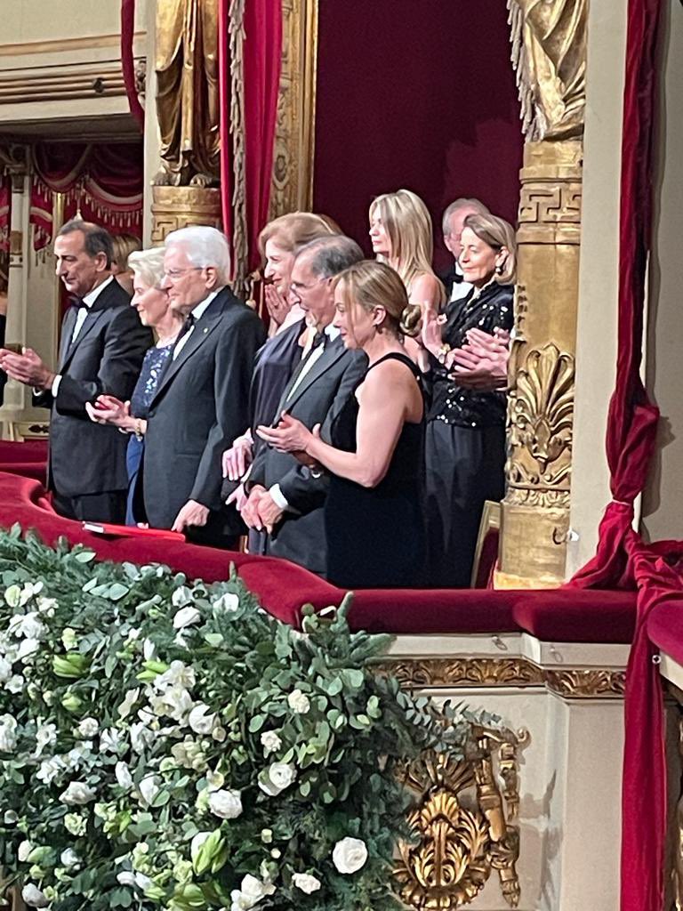 luca_sbardella's tweet photo. Vedere @GiorgiaMeloni alla Prima della Scala nel palco reale tra le più alte cariche italiane ed europee ci riempie di orgoglio.
Siamo fieri di essere rappresentati da una donna forte, autorevole, libera e coraggiosa. 🇮🇹 https://t.co/cbZyUWiYYk