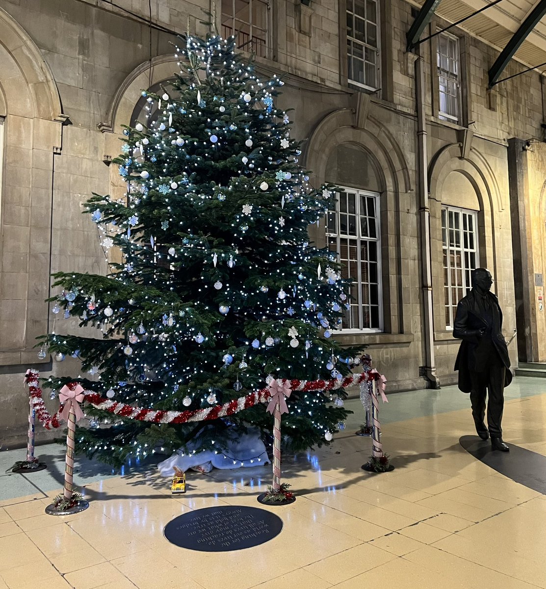 jameshoggarth's tweet photo. Christmas - are you Larkin? #Hull https://t.co/QB9wmrSXjI