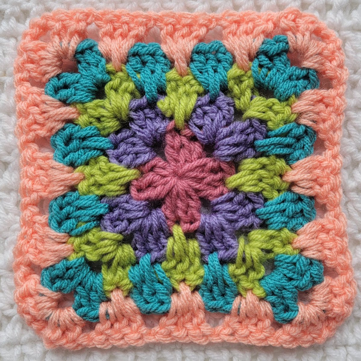 Free pattern from me: Spiked Granny Square! Full pattern on my blog or grab the PDF from my Ravelry shop! Both links are in my bio! 💞😃🙌 #yarn #fiberart #crochet365 #crochet #crocheting #crocheted #crochetersofinstagram #crochetblankets #crochetafghan #blanketpattern #crocheter