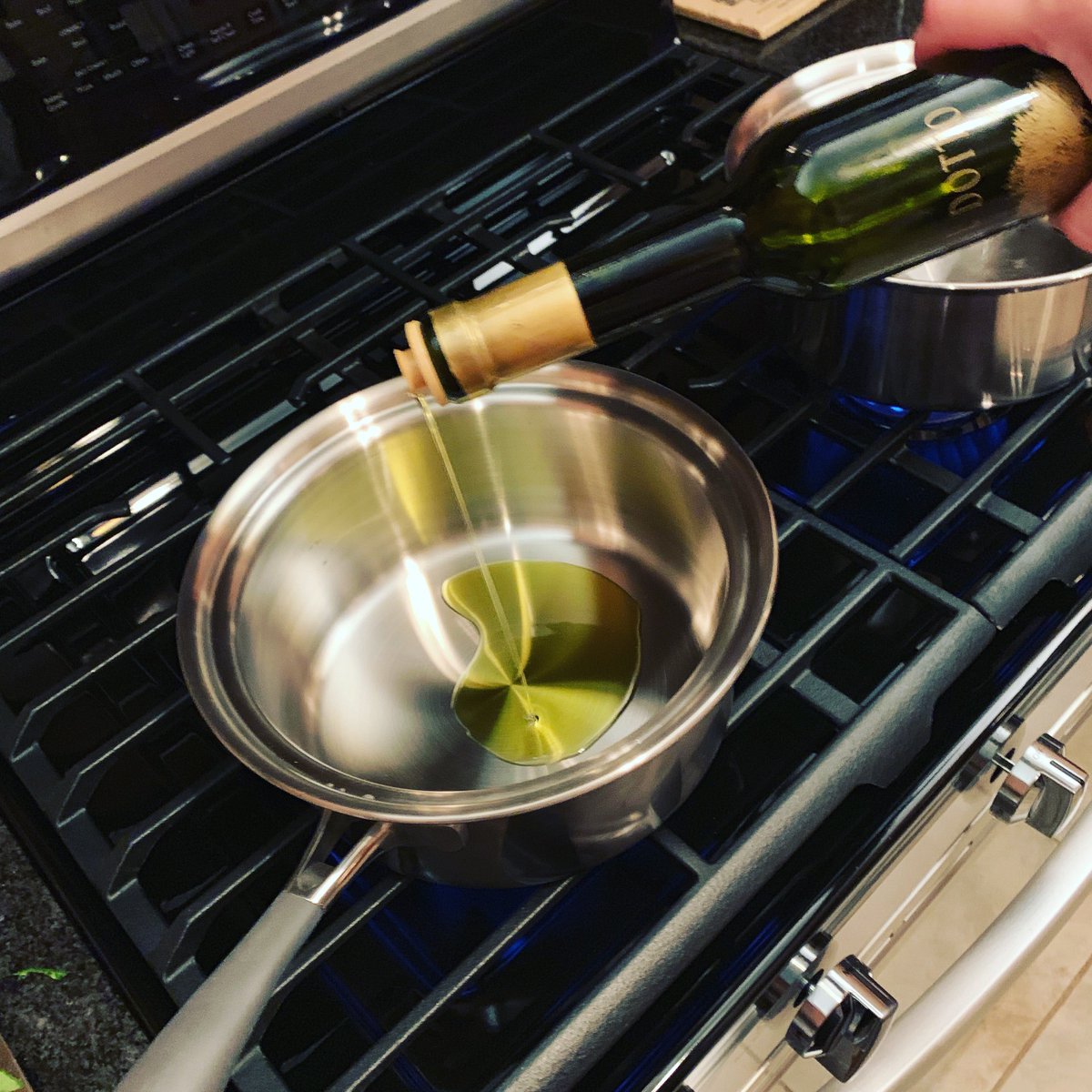 CookCraftCo's tweet photo. When cooking with tri-ply stainless steel, always use a base!  We love @deldottovineyards olive oil!
#Freeshipping 
#cookcraftcookware 
#checkoutthatlatchlid https://t.co/mRob7YJkic