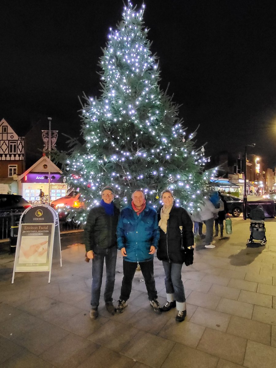 SouthfieldsCons's tweet image. Fantastic start to Christmas with the switching on of the Southfields lights - Thank you Mr Mayor of  Wandsworth, our amazingly talented local schools &amp;amp; the All England Lawn Tennis Club for their sponsorship!