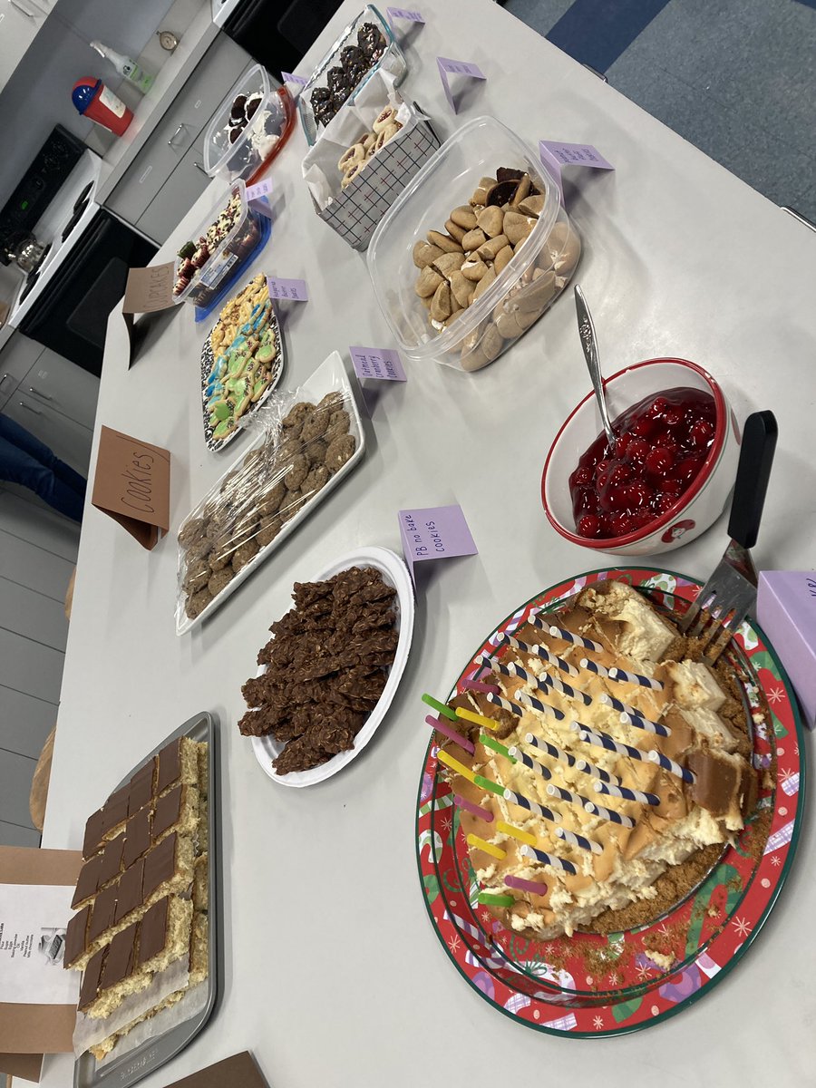 NicholeCorsi's tweet photo. @CentennialSchLU A big thank you to our Spirit Committee 🎉 for organizing a sweeeet bake off!  Who will win?! https://t.co/dYsc3H6PmC