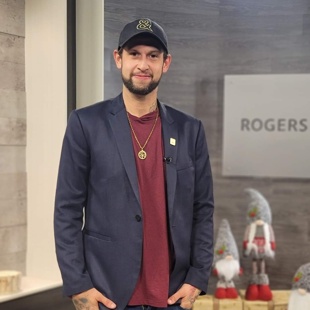 TylerStewart88's tweet photo. I do what I do because seeing others smile makes me smile 🙏🏻💚
.
Keep Going, You Got This!
.
#motivationalspeaker #mentalhealthadvocate #MentalHealthMatters #rogerstv #cableshow #tvshow #spreadlove #keepgoing #lndont #saynotonormal @mindyourmind_ca @RtvLondon https://t.co/SfBiKbEbQ0
