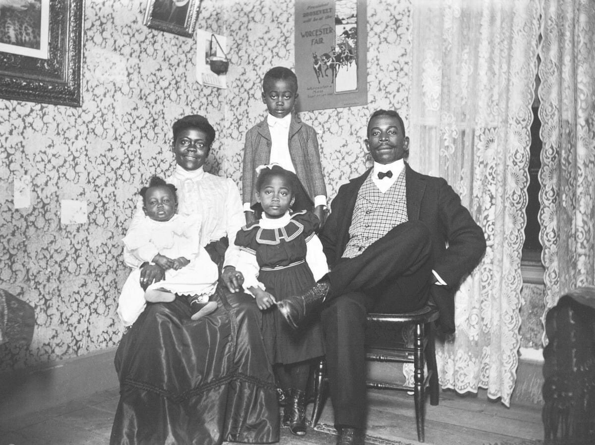 BLKAmericans_'s tweet photo. Virginia-born coachman Thomas A. Dillon and his wife, Margaret, a domestic servant and native of Newton, Massachusetts with children Thomas, Margaret, and Mary. 

Worcester, Massachusetts, 1904

Photographed by William Bullard https://t.co/p472vC1hR5