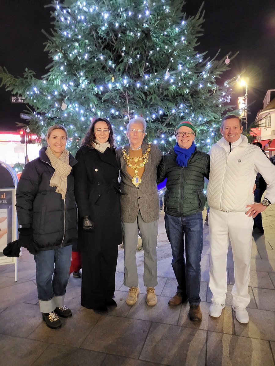 SouthfieldsCons's tweet image. Fantastic start to Christmas with the switching on of the Southfields lights - Thank you Mr Mayor of  Wandsworth, our amazingly talented local schools &amp;amp; the All England Lawn Tennis Club for their sponsorship!