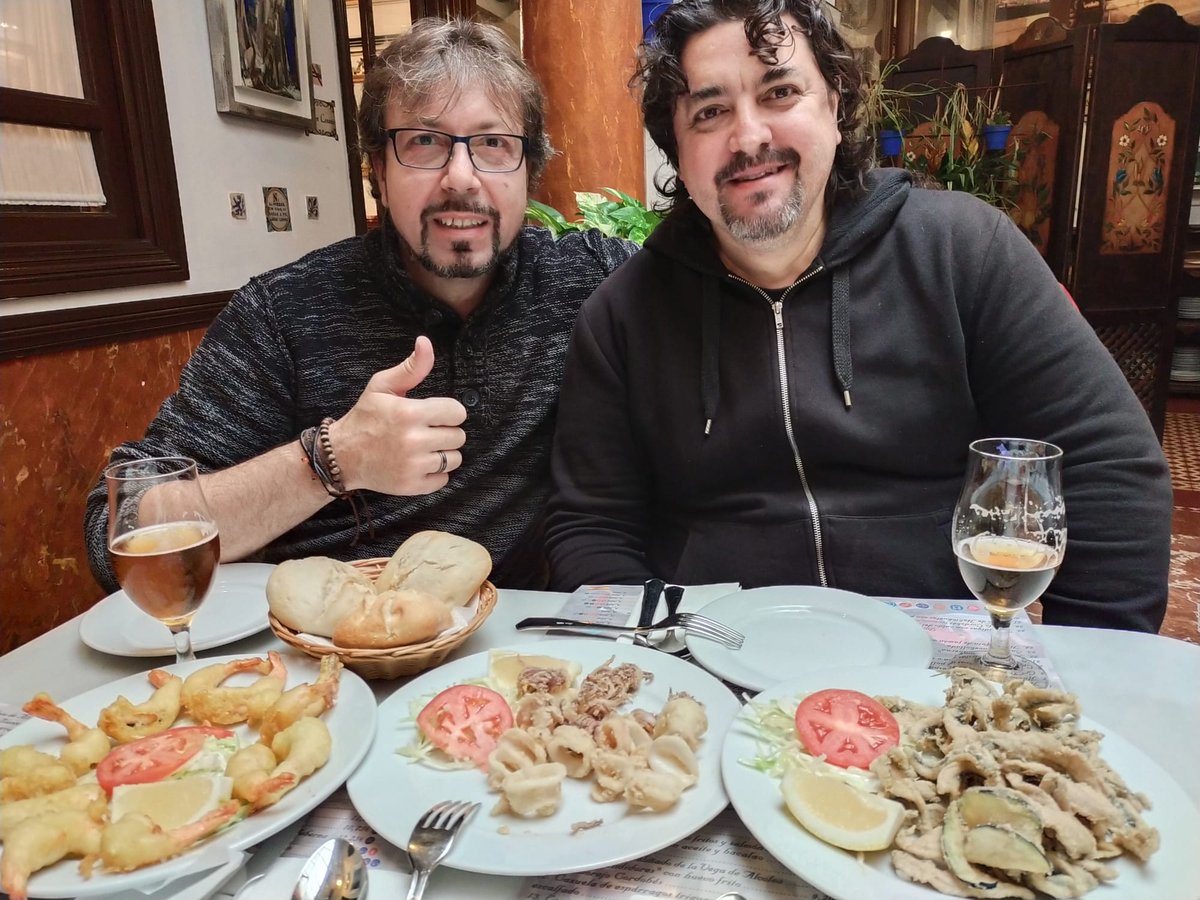 Encuentro gastronómico entre Koala Platino (izda) y Trokolo (<a href="/DanielVazquezT/">Daniel Vázquez Tévar</a> dcha) en Córdoba, cortito pero muy bien aprovechado!!!
No todo va a ser quemar goma en la pista 😄