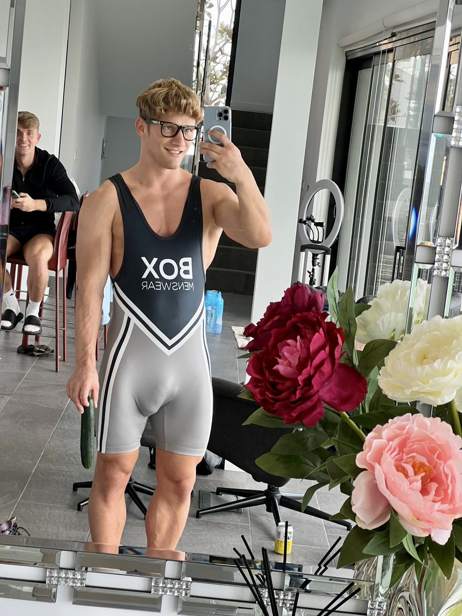 DanielKnight93's tweet image. Rt if you wanna wrestle me 😈😋