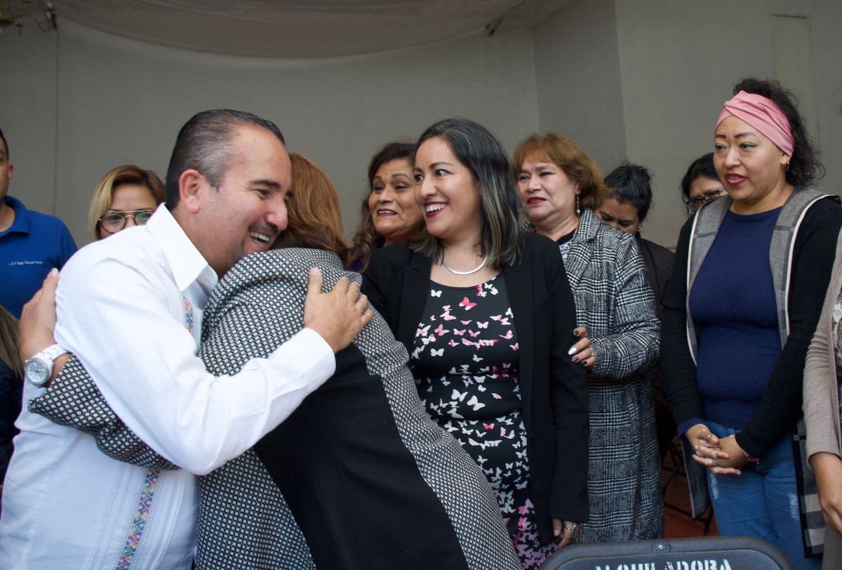 FraCom2022's tweet photo. Gracias #Zapoacaxtla por recibir con los brazos abiertos a #FraternidadYCompromiso 🟠🤝🏼 y a #VictorOrtiz . Las propuestas abordadas en la reunión sin duda serán tomadas en cuenta para crear un #SNTEunido 👩🏻‍🏫👨🏻‍🏫 https://t.co/gN203k67AE