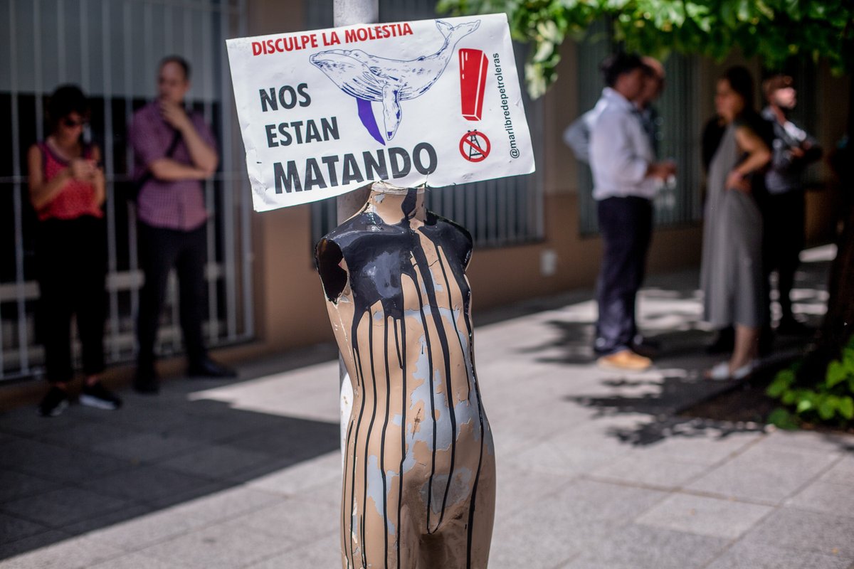 GreenpeaceArg's tweet photo. 😡😡¡INDIGNANTE! Otra vez! 😡😡 La avalancha petrolera ☠️arrasa con todo en DICIEMBRE. En plena época de fiestas, feriados y mundial las petroleras☠️ aprovechan las distracciones y presionan a la justicia y al gobierno para avanzar sobre nuestro mar 🌊🌊 Abrimos hilo 👇 https://t.co/OogVD0Pgur