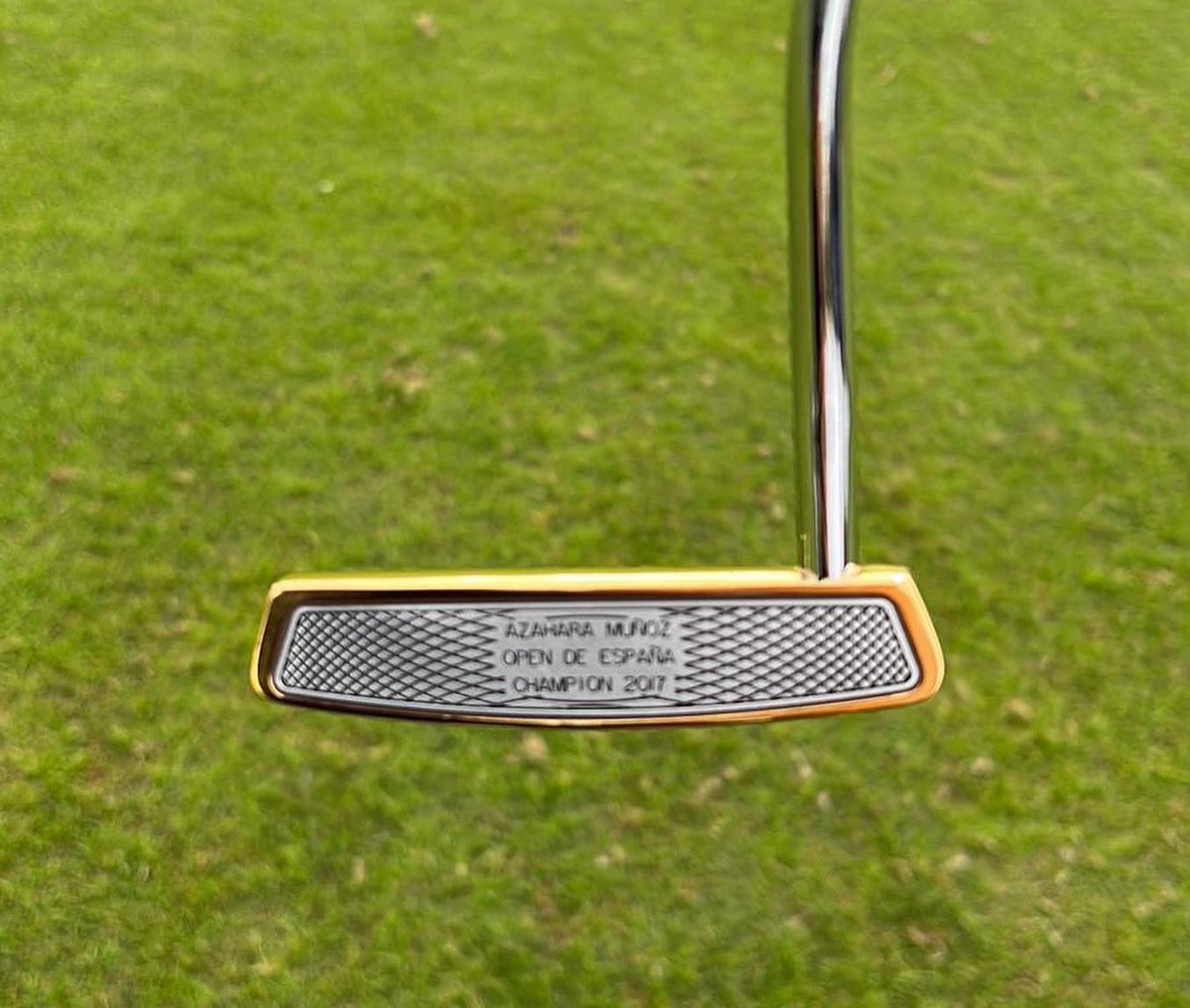 La tradición del putter de oro continúa hoy con <a href="/AzaharaGOLF/">Azahara Munoz</a> , ganadora de 1 @lpga_tour 🏆 y 5 @letgolf 🏆, uniéndose a la historia acompañada por nombres como Severiano Ballesteros, Anikka Sörenstam, Lee Westwood, Buba Watson…

¿Putters de oro?🤔, 👉🏻 cutt.ly/317Ffgl