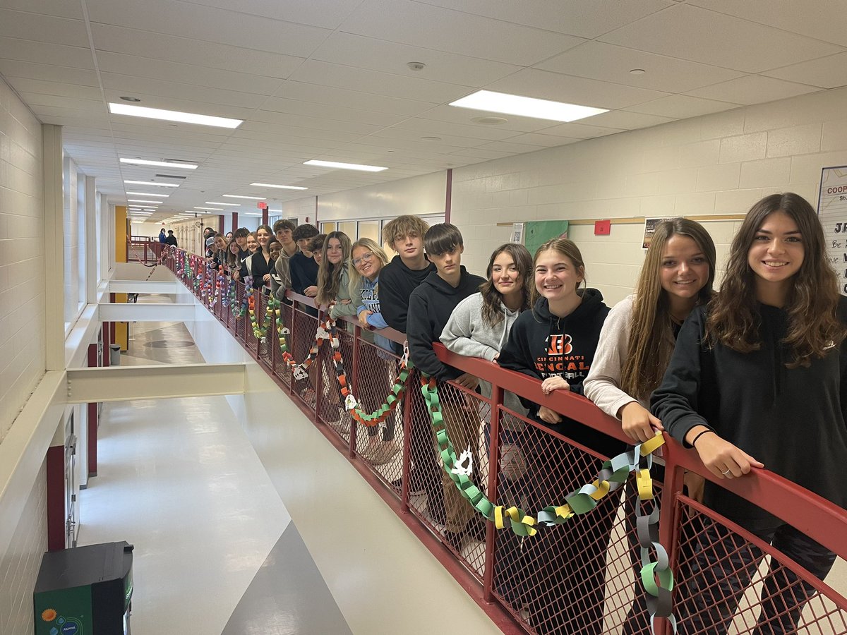 cadee81634526's tweet image. Our chain is complete!! From Upper B (Mrs Dant) to Upper C (Mr. Black) @SLCaskme The freshman loved it @RCHSFMP @Mrs_Dant