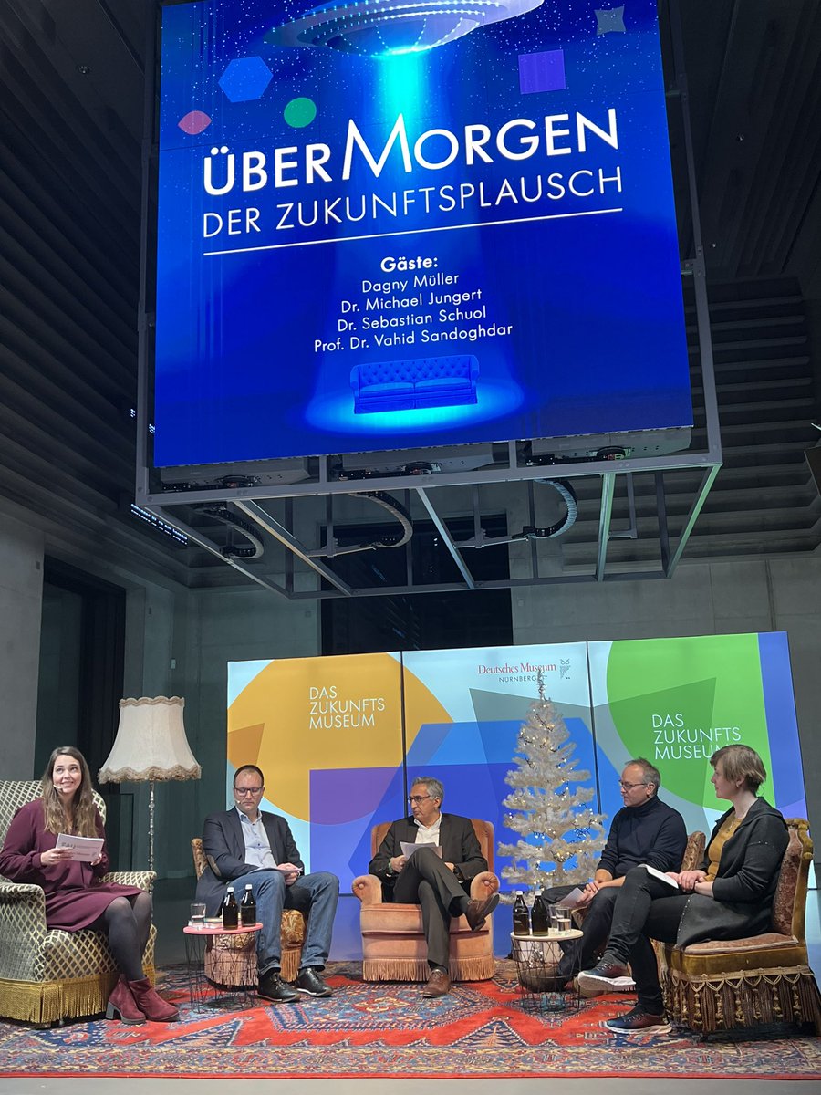 #zukunftsplausch heute: „Scheitern“ in der Wissenschaft. Auf den Sesseln heute Dagny Müller, Kuratorin im #zukunftsmuseumnürnberg, Dr. Michael Jungert und Dr. Sebastian Schuol @ZiWiS_FAU und Prof. Dr. Vahit Sandoghdar, Direktor, Max-Planck-Institut für die Physik des Lichts