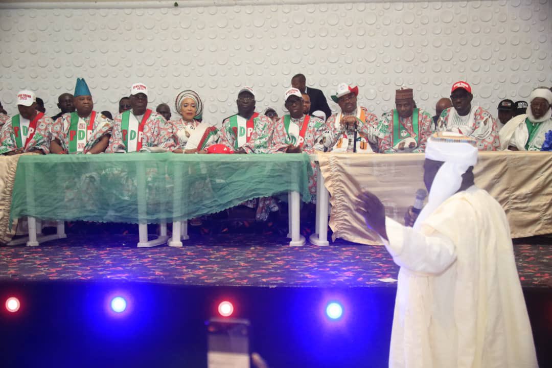 Gassol0001's tweet photo. Atiku met with religious and community leaders, students and traders in Osun State.
#RecoverOsunWithAtiku
#RecoverNigeria
@AnthonyEhilebo https://t.co/rK5Sm3pI8z