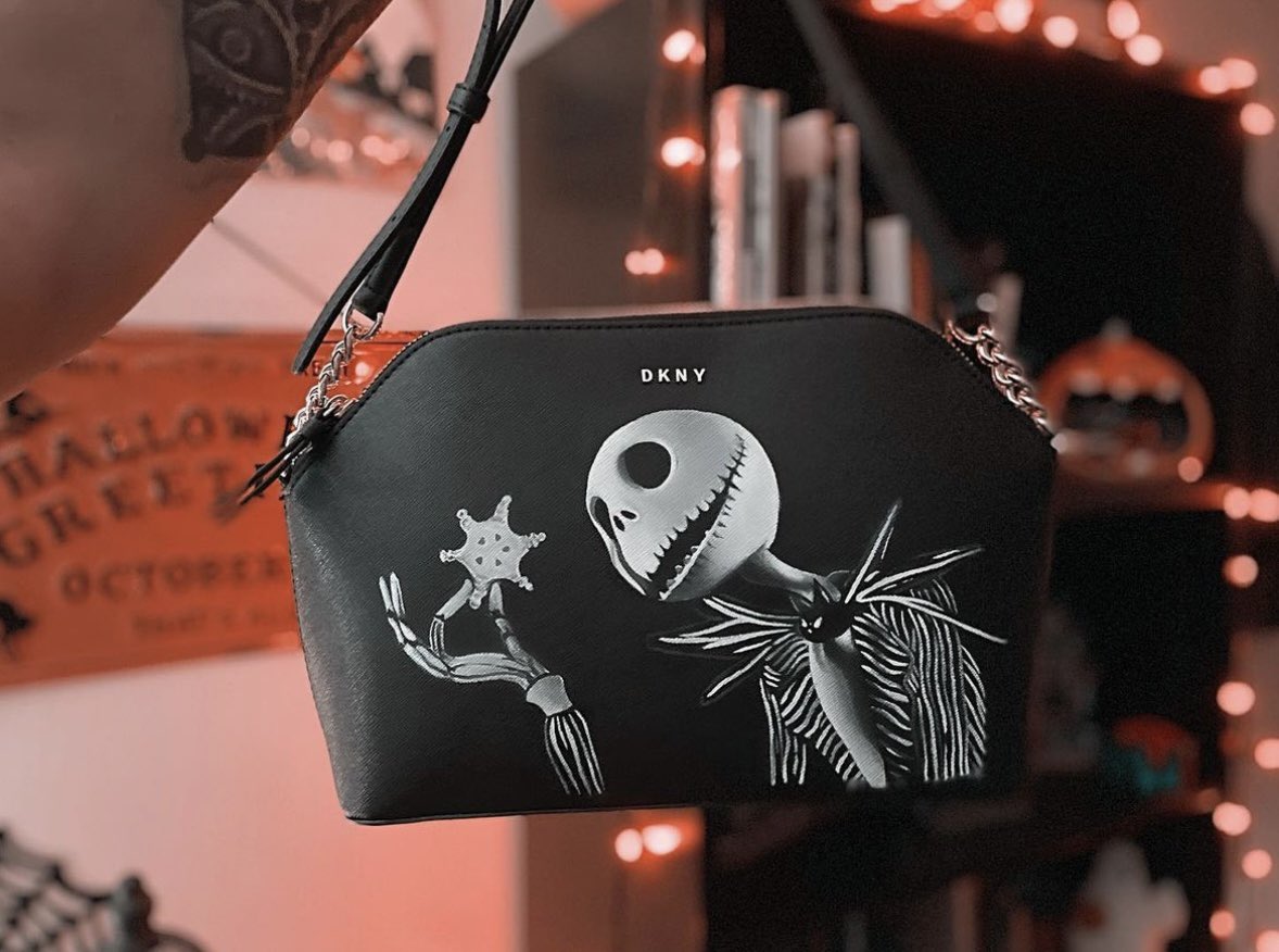 cupofhorror's tweet photo. It costs $0 to retweet my painted bags 🥹🔪 https://t.co/FqqV8eMbKZ