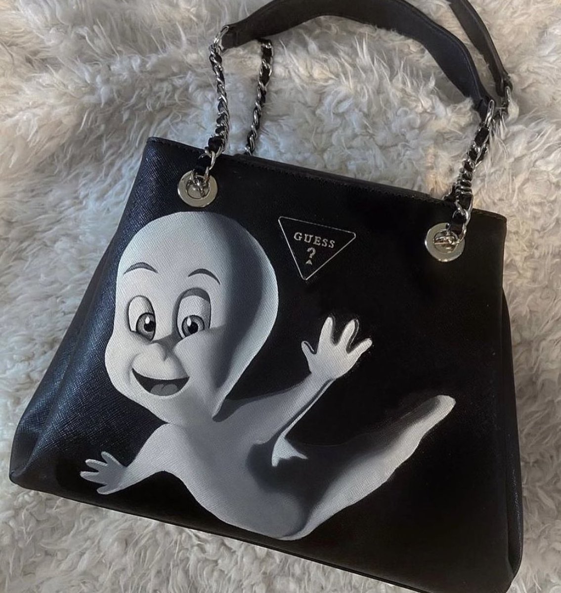 It costs $0 to retweet my painted bags 🥹🔪