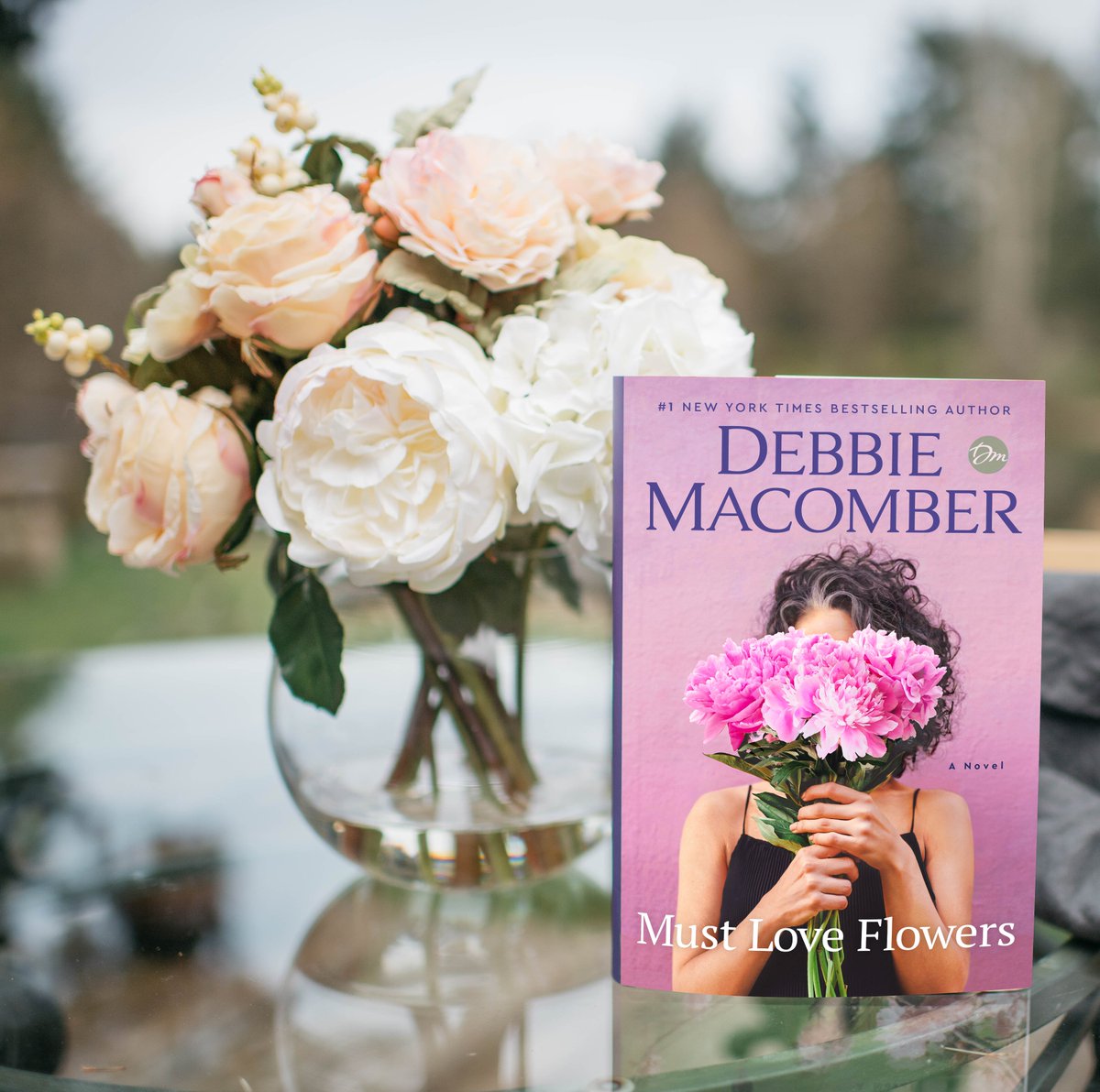 COVER REVEAL! The holidays are in full swing but it's time to stop and smell the flowers and get excited about my next novel, MUST LOVE FLOWERS, coming 7/11/2023!
debbiemacomber.com/books#/must-lo…