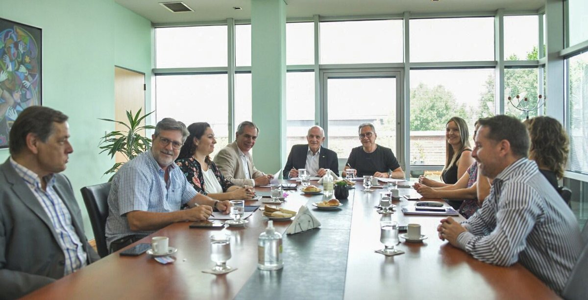 La localidad bonaerense de Ituzaingó desarrollará sus Centros Comerciales Abiertos con el apoyo de <a href="/redcame/">CAME</a> y <a href="/FebaOk/">➡️ Federación Económica Buenos Aires</a>. Firmaron el convenio @fctarrio, <a href="/carlosmcappe/">Carlos Mario Cappelletti</a>, <a href="/AlbertoDescalzo/">Alberto Descalzo 🇦🇷</a> (intendente) y Carlos Eraldo (presidente de la cámara local). Acompañó <a href="/OAntonione/">Oscar Antonione</a>.