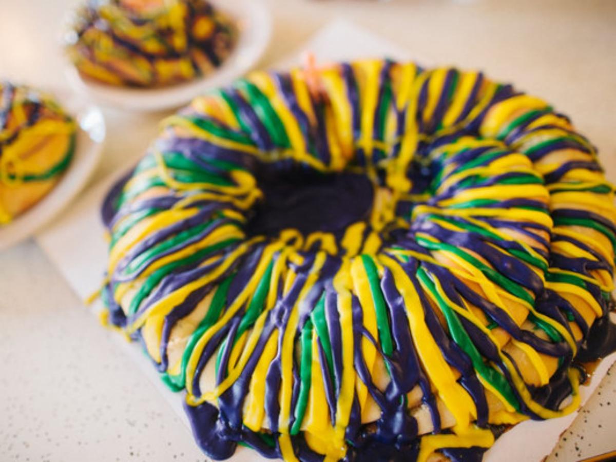 Carnival season is a-coming, and so are king cakes! 💜💚💛 Pre-order any of our fantastic cakes by Sunday at midnight (Apple Goat Cheese, Raspberry Cream Cheese, and Gluten-Free/Dairy-Free Cinnamon), and you can get 10% off by using the code EARLYBIRD23! conta.cc/3iJit5Y