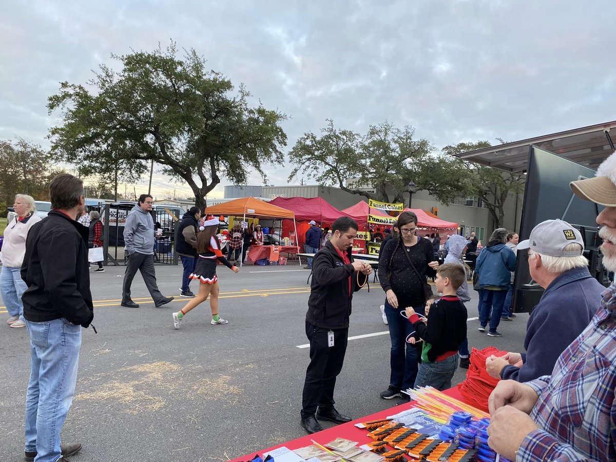 lpoem's tweet photo. #LEPC | The La Porte, Morgan’s Point, and Shoreacres LEPC worked a booth at the annual Christmas on Main event. The LEPC distributed educational material and several goodies. Additionally, the animated Wally Wise shelter-in-place video for kids was displayed for the community. https://t.co/OSfiJ9DpzF