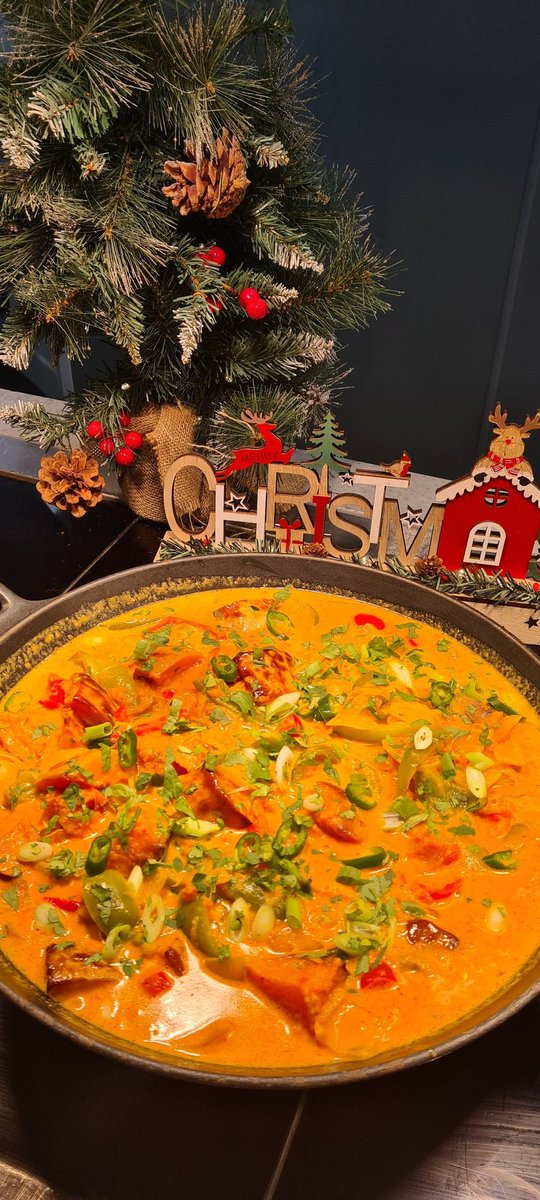 RHSBholroydhowe's tweet photo. Boarder's supper @RoyalHighBath Beef Massaman Curry, Squash & Sprout Top Thai Red Curry, Kimchi Sprouts @HolroydHowe @melrahaman @DanielCollier84
@DamianBlake4 @broadhurst58
@jfurnish81 @DiasSocorro15
#sustainableediblechristmas #futureprooffood #holroydhowe https://t.co/q2BjJCs21N