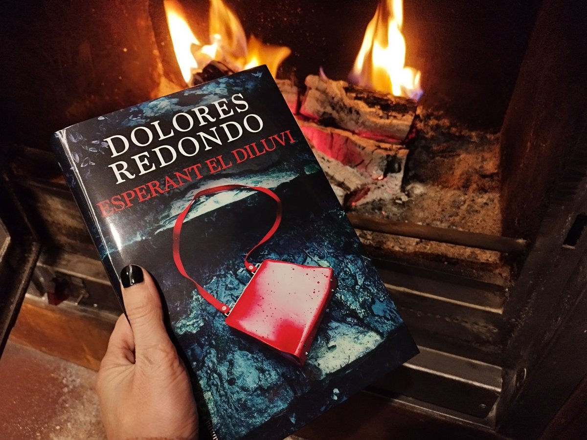 MeritxellNieto's tweet photo. "Soc una escriptora de tempestes" i mai millor dit! Quines ganes tenia de llegir "Esperant el diluvi" de @DoloresRedondoM !! Amb les poques pàgines que porto, ja estic enganxadíssima 📖🔝 https://t.co/It4KL664Vq