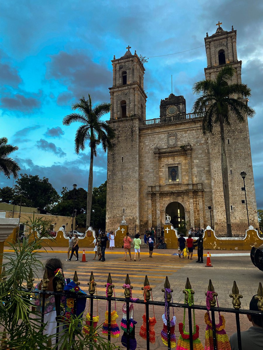 TuristaYucatan's tweet photo. #Valladolid Pueblo mágico de #Yucatán 
La Iglesia de San Servasio con su torre  gloriosa, sujeta cañones que sirvieron para recuperar la ciudad en 1848, de las manos de los indios rebeldes que iniciaron la Guerra de Castas. 
#visitméxico #photo #Fotografie #photograph https://t.co/hp67No1YSU