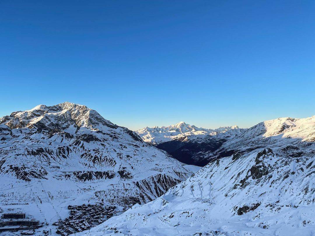 BasurdeEditions's tweet photo. ⚡️Aventura del día⚡️Adventure of the day⚡️
.
Monte Bianco ✨ - Photo by @euruiz_
🎉 Enhorabuena!
.
#BeAdventurer #WeAreRab #MastersOfInsulation #TheMountainPeople #MastersOfExploration #goingto8k #mountains #climbing #summit #sport #ski #skiing #climb #DancingShow #outdoors https://t.co/mkCdL93kBv