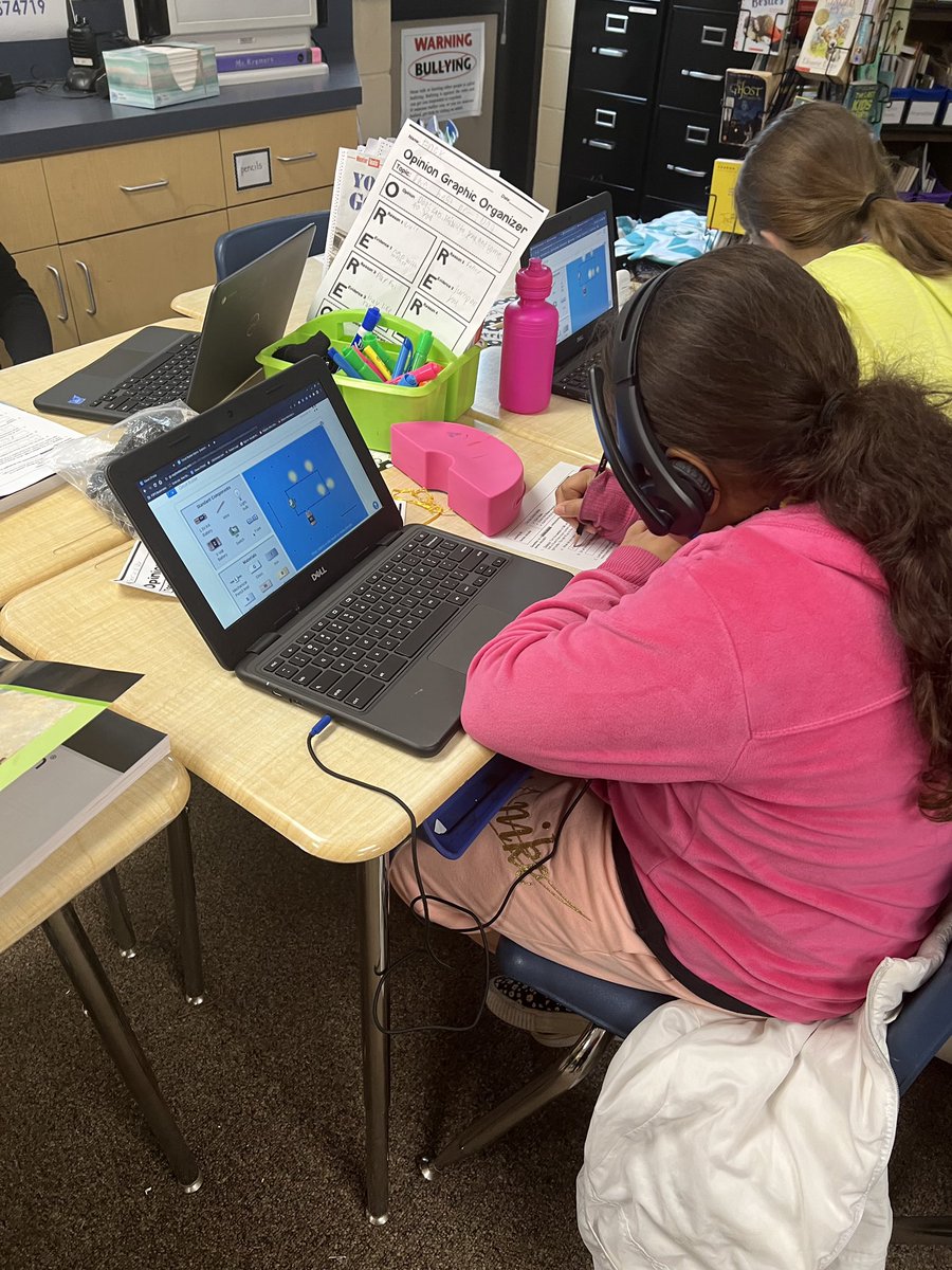 LBSciIsFun's tweet photo. Fairview 4th grade exploring circuits with Gizmos. #FSPSProud @DC_STEMtastic https://t.co/FWGZQooyZr