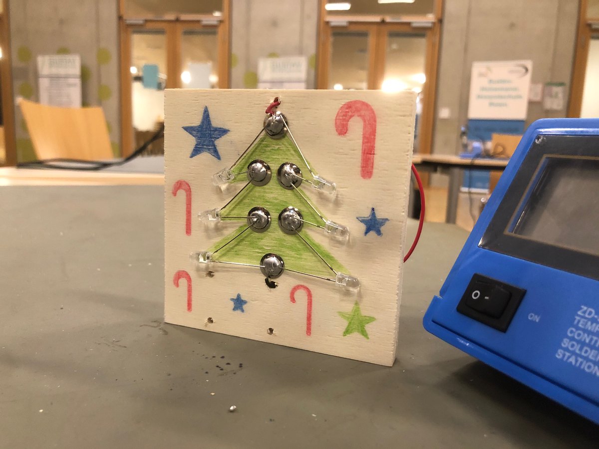 Heute waren wir mit unserem Lötworkshop in der Stadtteilbibliothek Schonnebeck zu Gast. Den LED-Stern kann man auch als Tannenbaum aufbauen. Zehn junge Menschen wissen nun, was ein Lötkolben ist und wie man ihn bedient. #c3e