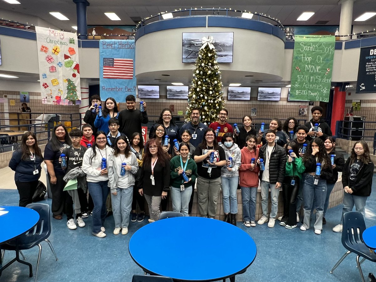 Caught Being Kind! DVHS principal Mr. Cedillo along with counselor Mrs. Villa honored students that were nominated for going above and beyond to demonstrate kindness to others! @YISDCounseling #SEL @IvanCedilloYISD @DVHSYISD