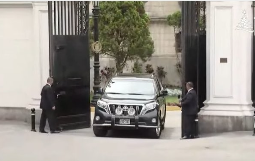 DanielUrresti1's tweet photo. ¡Comenzó la fuga! Cierren las embajadas, el delincuente abandona Palacio de Gobierno. https://t.co/sXypoOqlKt