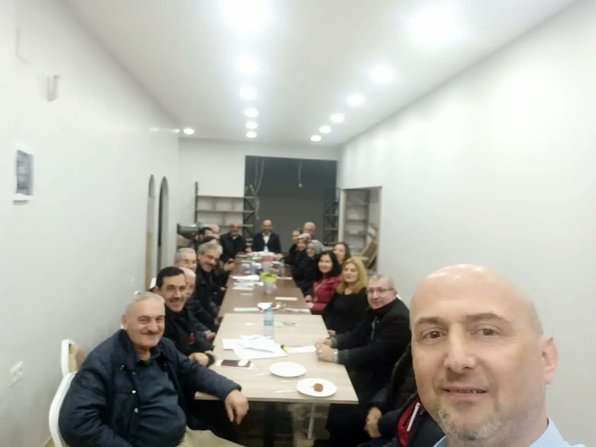 Hürriyet mahallesi yönetim kurulu toplantısı mahalle başkanı Yaşar Hacıhasanoğlu başkanlığında;GOP ilim yayma cemiyeti başkanı ve ilçe yönetim üyelerimiz Gökmen Savaşkurt ve Sedat Varol'un katılımlarıyla gerçekleşmiştir.
#akparti #2023YolundaBiriz