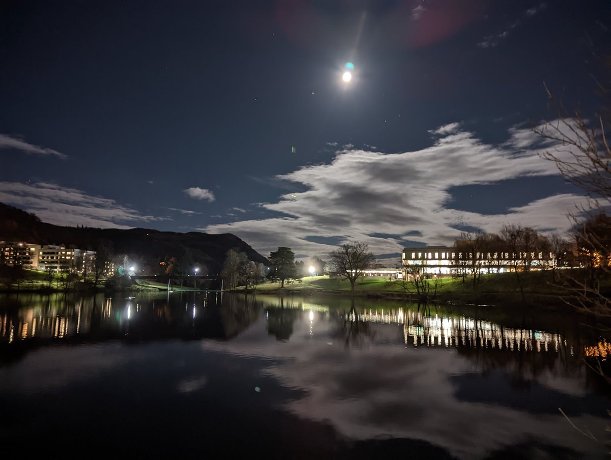 MeganCareers's tweet photo. Moonlit campus and a mirror lake - cold but bright! ❄️🌝🎑 https://t.co/x7QF9ACeLK