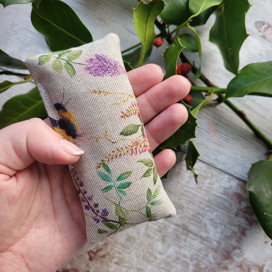 #bee pocket hand warmers natural reusable warmers pocket warmers etsy.me/3VLZEhm via @Etsy #MHHSBD #UKMakers #smallbusiness #CraftBizParty #etsyshop #womaninbizhour #shopindie