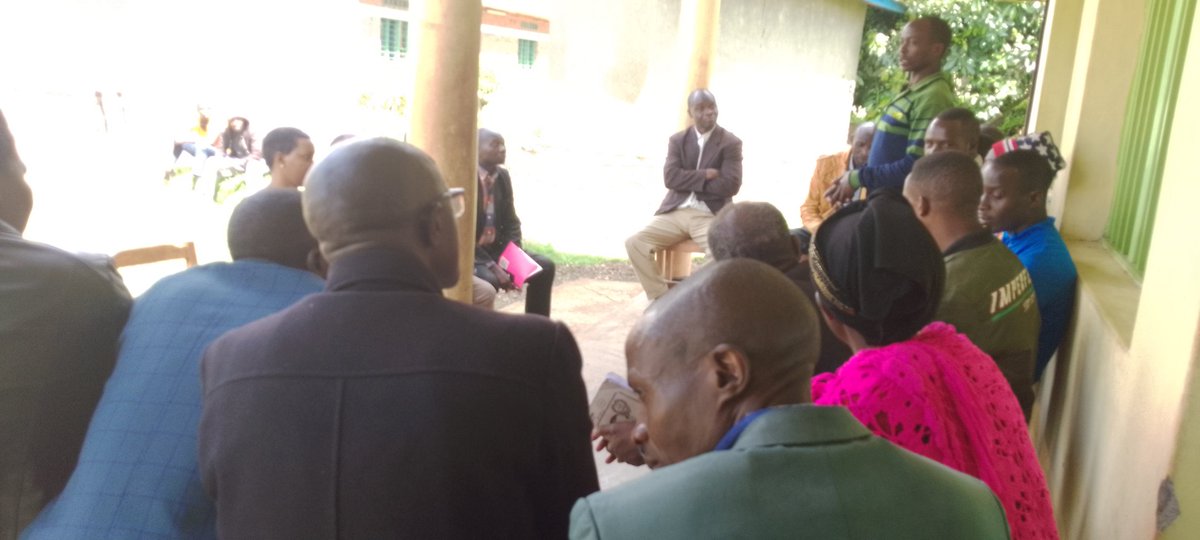 JdlCroix1's tweet photo. Abanyamadini barasanga uyu ari umwanya ukwiriye wo kgra uruhare rutaziguye mu igororamuco rikorewe mu muryango,home based reintegration.Babitangaje ubwo twaganiraga nabo mu Murenge wa #Gahunga @BureraDistrict
#Uburere
@UWANYIRIGIRAMC1
@JeanNgwije
@NyirarugeroD
@JCMusabyimana https://t.co/CYJIh3xOND