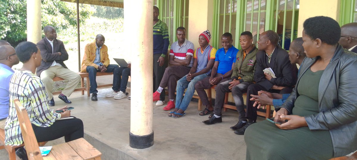 JdlCroix1's tweet photo. Abanyamadini barasanga uyu ari umwanya ukwiriye wo kgra uruhare rutaziguye mu igororamuco rikorewe mu muryango,home based reintegration.Babitangaje ubwo twaganiraga nabo mu Murenge wa #Gahunga @BureraDistrict
#Uburere
@UWANYIRIGIRAMC1
@JeanNgwije
@NyirarugeroD
@JCMusabyimana https://t.co/CYJIh3xOND