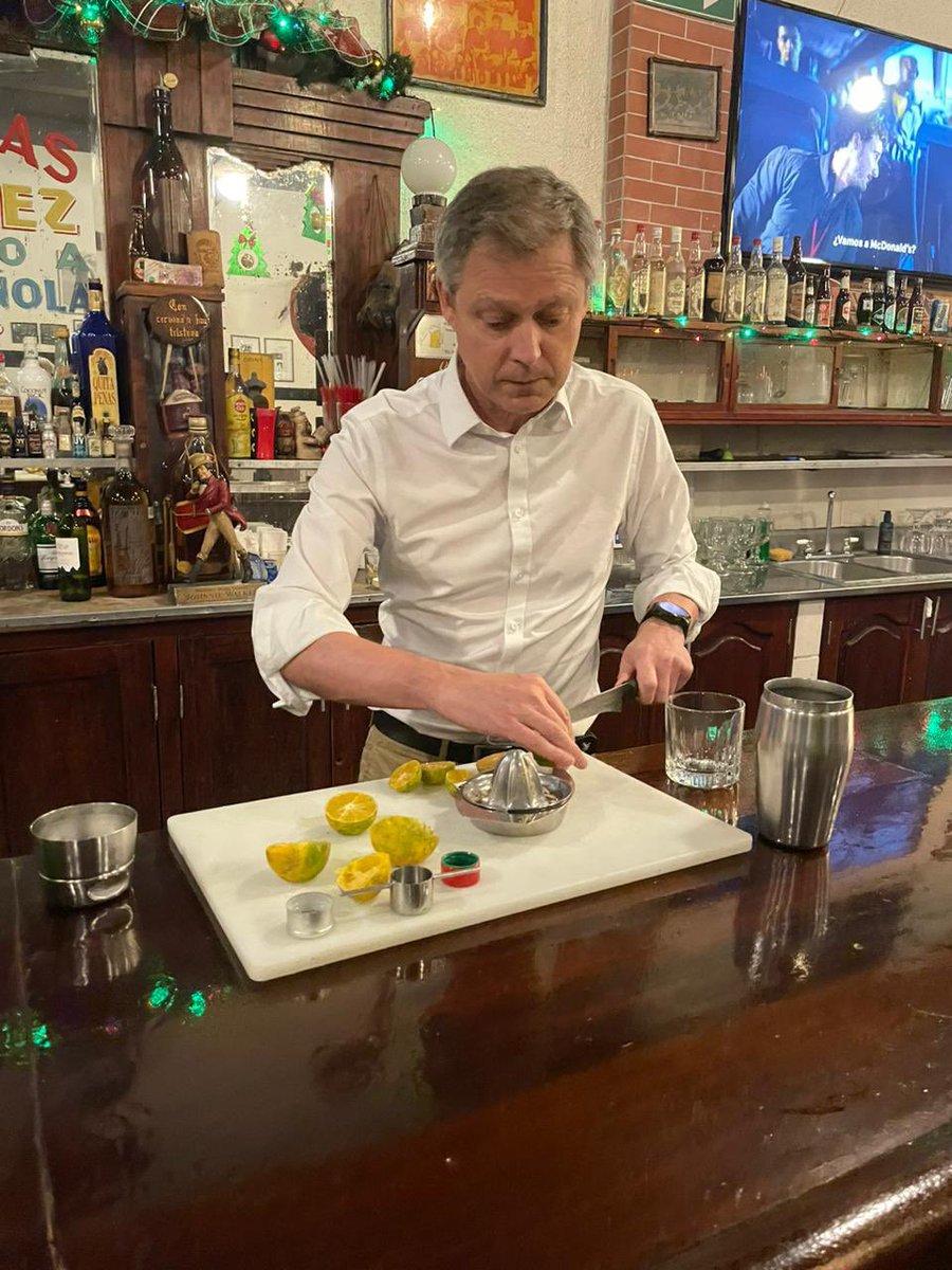 WhittinghamFCDO's tweet photo. Visité El Portalito y disfrute mucho el ambiente y conocer al equipo de trabajo.

Tuve la oportunidad de crear un nuevo cóctel con Gin del Reino Unido y lima-limón que solo he visto en Guatemala, su nombre es Xelaju Spirfire. https://t.co/Z8FiS9Z0cP