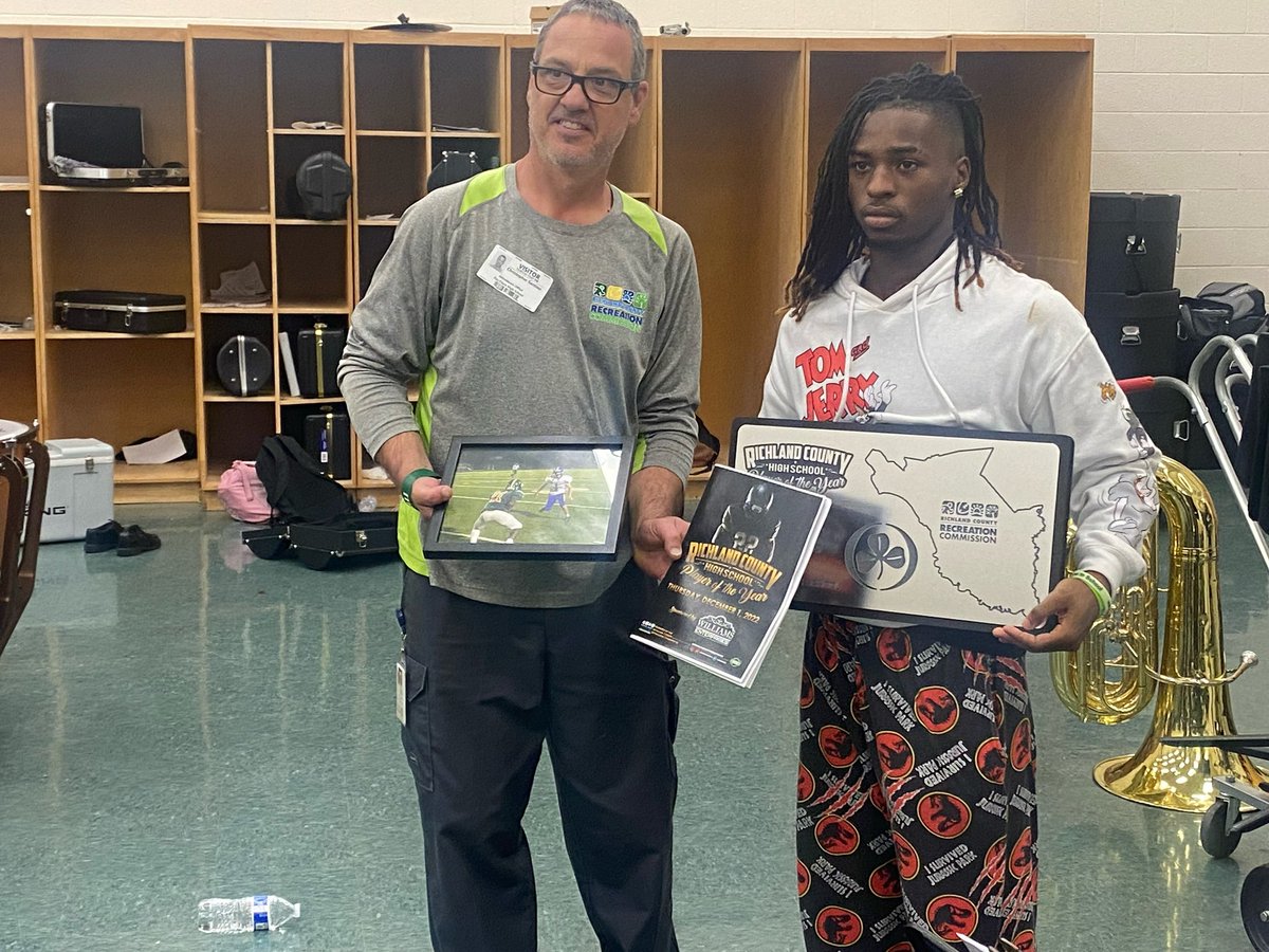 ECHSFootball_'s tweet photo. Thanks to Mr Chris Christopher Santino and the Parks and Rec for presenting our 2022 Mr Richland One nominee. 
#Richlandone #EauClaireFootball #GoShamrocks https://t.co/vzxaD5Qbpm