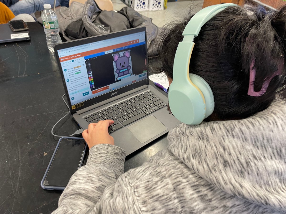 MrAhmedGaming's tweet image. It&apos;s #CSEDWeek2022 and my students at 
@JohnDeweyBK used @MSMakeCode&apos;s #HourOfCode again! This time, they created a carnival-themed multiplayer game called Burstin&apos; Balloons.

#CSForAllNYC #CS4All #MicrosoftEdu #Microsoft #CSEDWeek #CompSci #MakeCode #MakeCodeArcade #Coding #Code