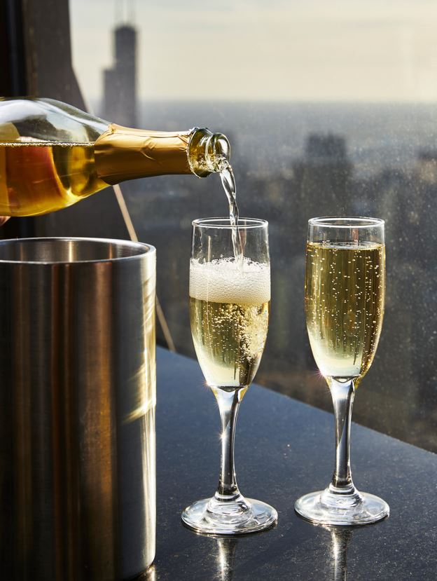 Don’t forget about Wine Wednesdays! Nothing compares to the superb taste of a fine rosé, merlot, or sparkling wine on the 95th floor. Join us every Wednesday for half-off select cellar wines with dinner service! Cheers 🍷

signatureroom.com/room/reservati…

📷: Brad Danner

#SignatureRoom